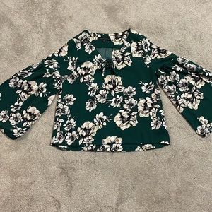 Green floral print wide sleeve blouse. Sanctuary. Size: S